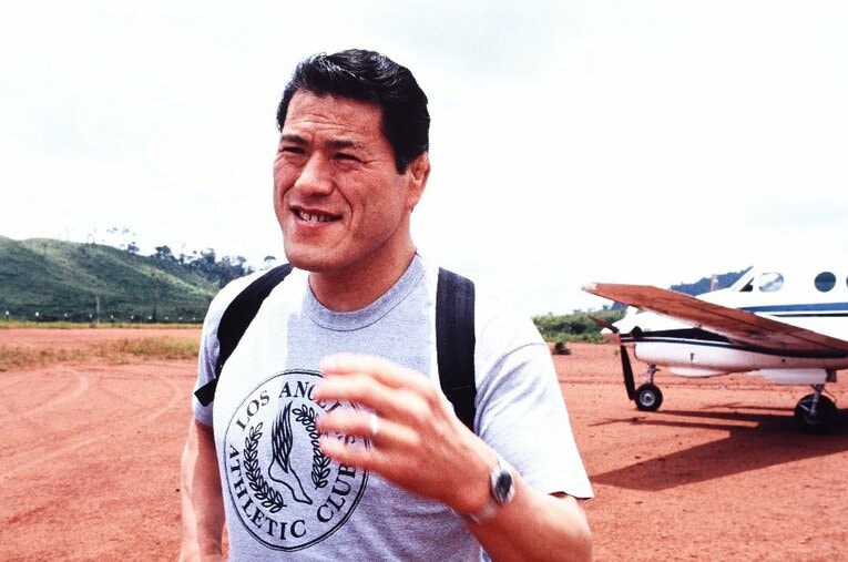 アントニオ猪木は“永遠の旅人”なのかもしれない。1990年3月、セスナ機でブラジル・アマゾンの奥地に降り立った猪木 ／ photograph by Essei Hara