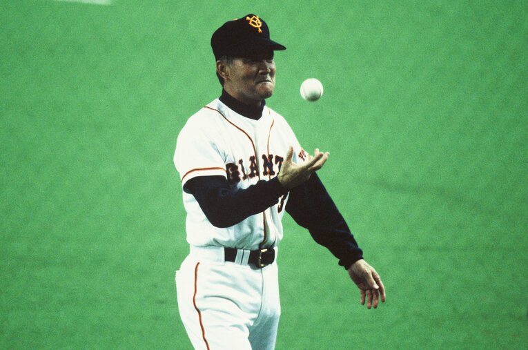 1993年の開幕戦に勝利し、ウィニングボールとともに笑顔の長嶋茂雄監督 ／ photograph by Kazuaki Nishiyama