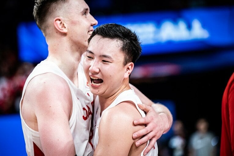 喜ぶホーキンソンと富永　©︎FIBA