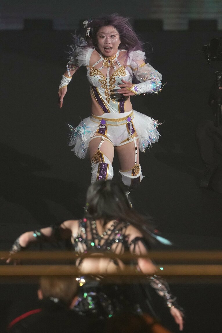 花道で上谷沙弥に向かって走る中野たむ　©Masashi Hara