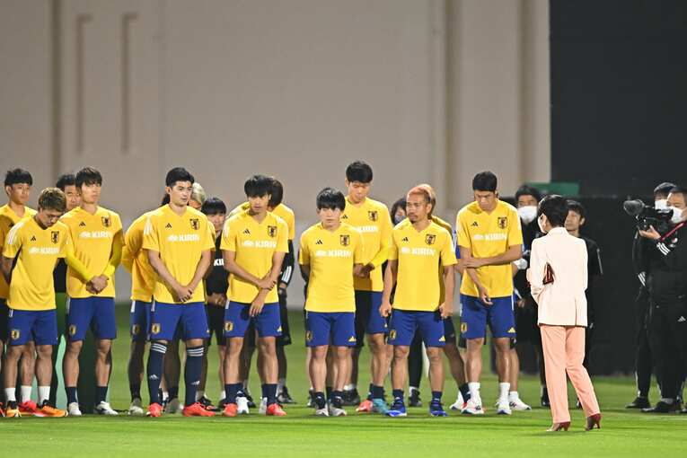 練習に激励に訪れたこちらのお方は…　©Takuya Kaneko／JMPA