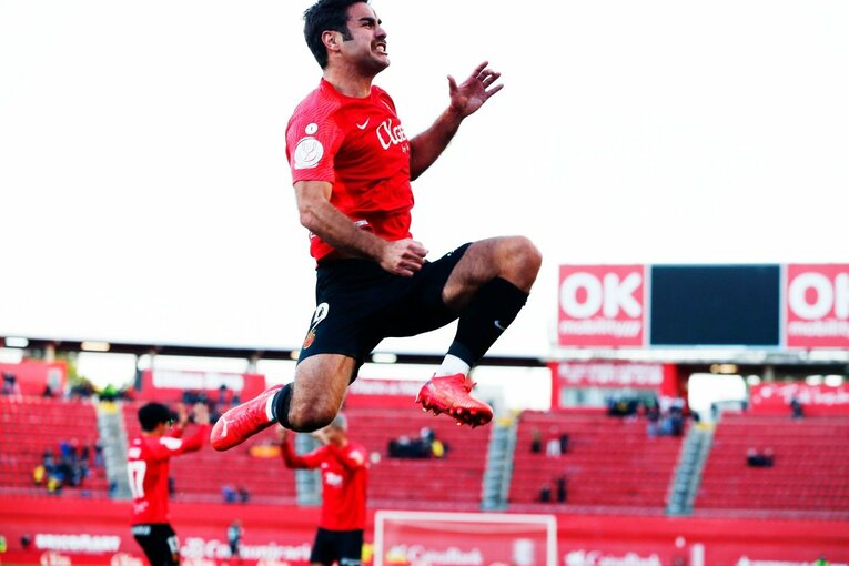 久保建英“オレが蹴る”FK弾→手荒い祝福に「い、痛いんですけど」 カメラマンが至近距離でとらえた一撃と、ファンから“感謝の大拍手”(39)