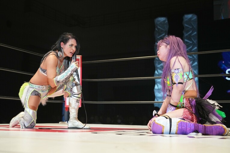 中野たむに語りかけるジュリア　©Essei Hara