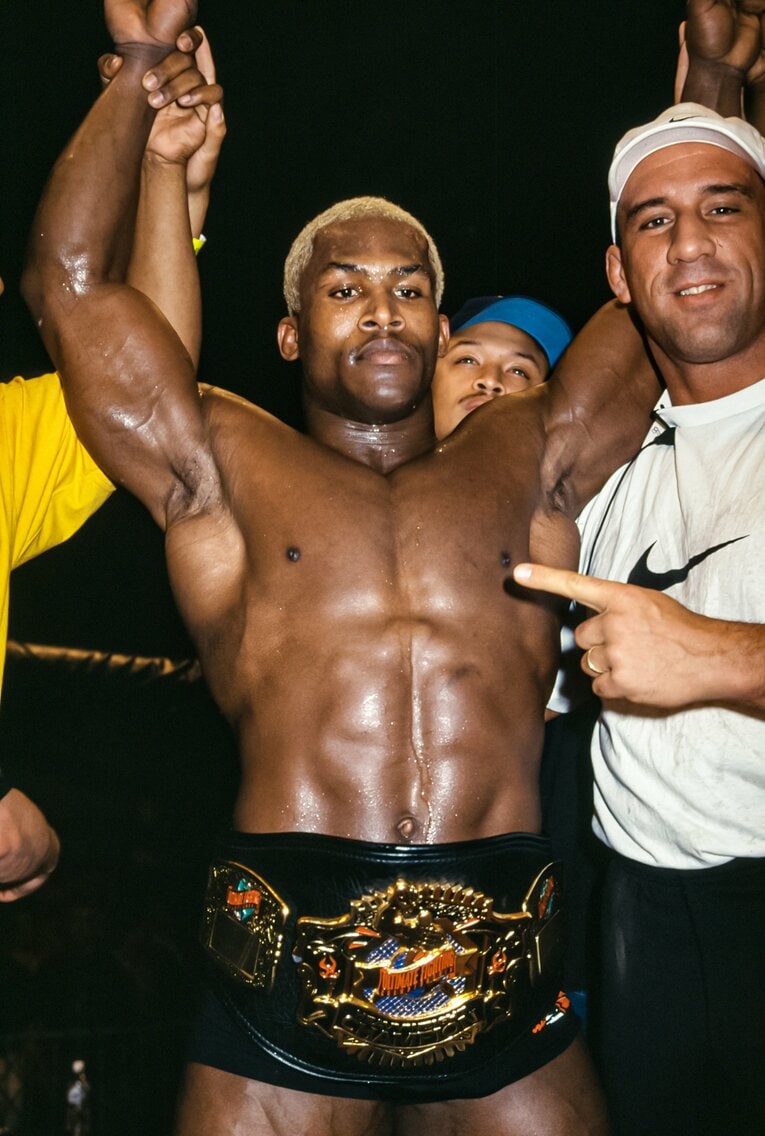 UFCのベルトを巻き、マーク・コールマンに祝福されるランデルマン　©Susumu Nagao