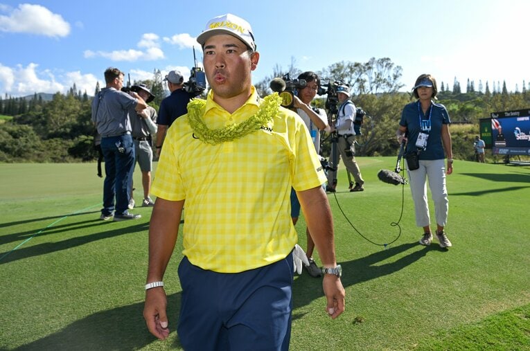 ツアー新記録となる驚異的な数字を残しながら、この4日間は笑顔が少なかった松山英樹（32歳）。優勝を決め、ようやく表情が和らいだ ／ photograph by Getty Images