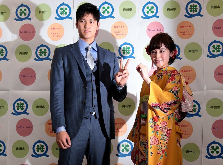 岩手県で成人式に出席した大谷翔平（左）と久慈暁子 （2015年01月11日）©︎Sankei Shimbun