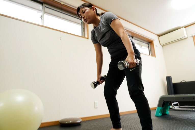 体幹トレーニングを中心のメニューに取り組む横峯　©︎Shizuka Minami