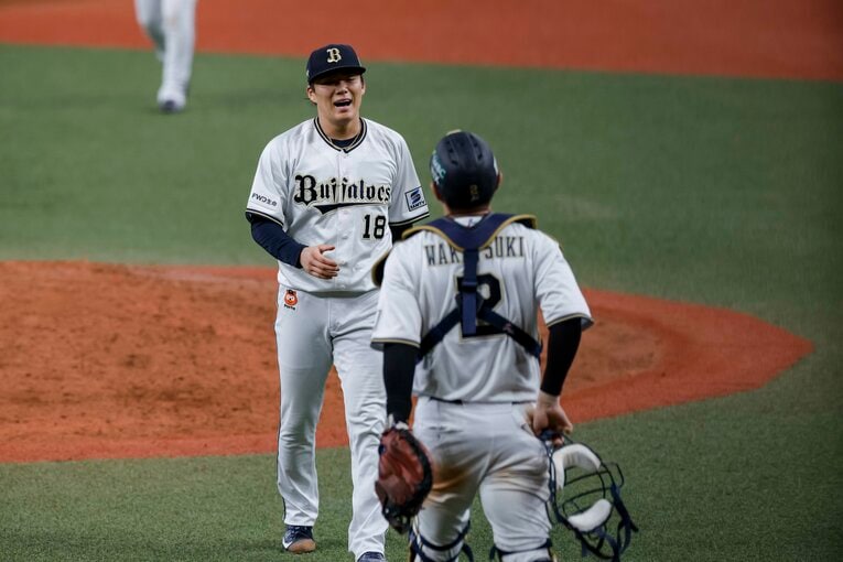 マウンドから若月捕手に近づく山本由伸。ハグの瞬間（1枚目／3枚中）  ©︎Kiichi Matsumoto