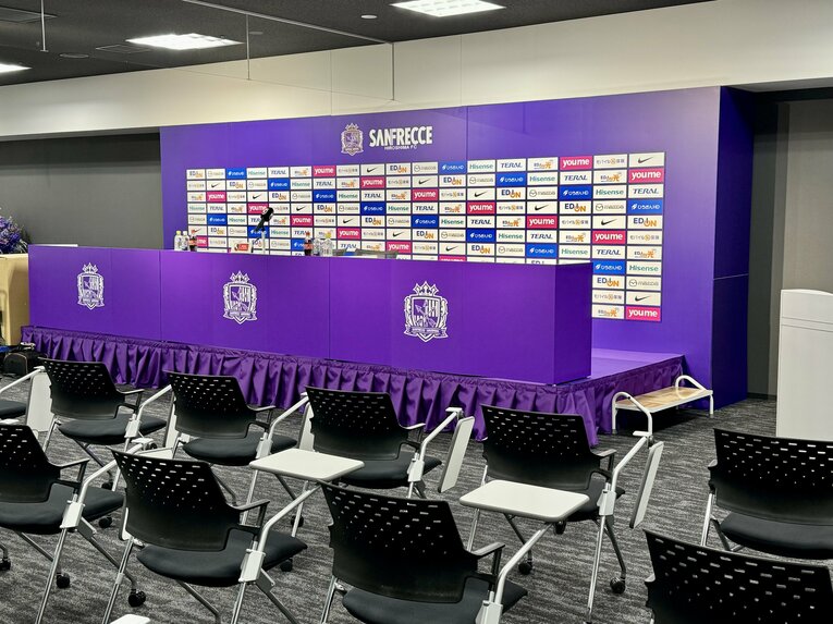 ヨーロッパ風になっている記者会見場　©Atsushi Iio