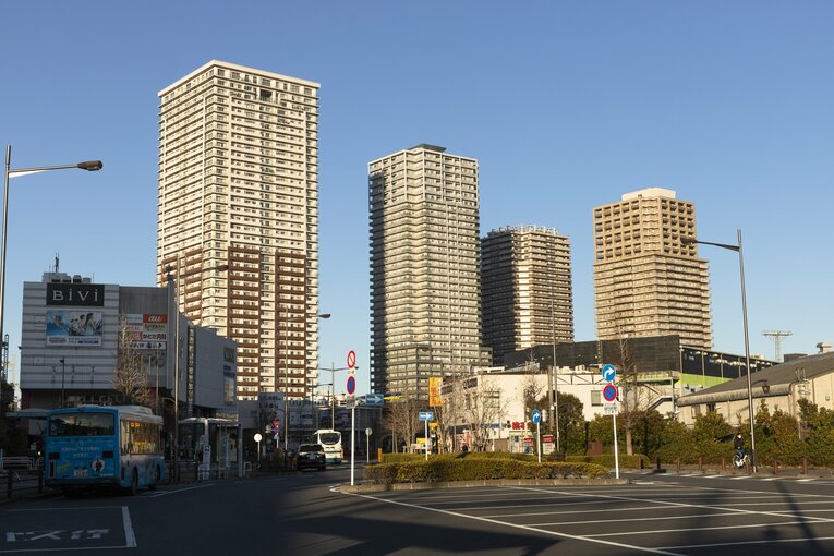 南千住駅周辺では再開発が進み、タワーマンションが立ち並ぶ