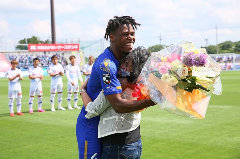 フィリピン代表を祝うセレモニーで母から花束を受け取る水戸DFタビナス・ジェファーソン ／ photograph by J.LEAGUE