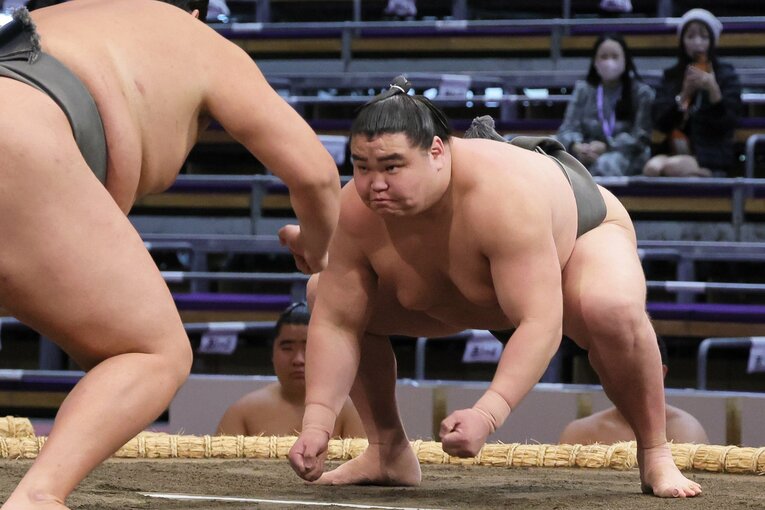 前相撲で立ち合う旭富士　©JIJI PRESS
