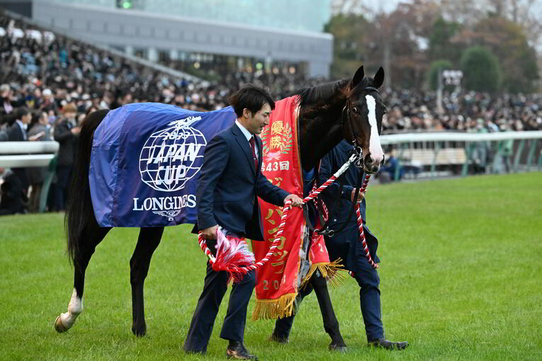 優勝レイをかけられたイクイノックス　©Keiji Ishikawa