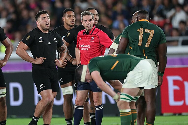 ラグビーW杯中継を見て審判と選手がこんなにもコミュニケーションを取っているのかと驚いた人も多いだろう。それもまたレフリーの仕事だ。 ／ photograph by Naoya Sanuki