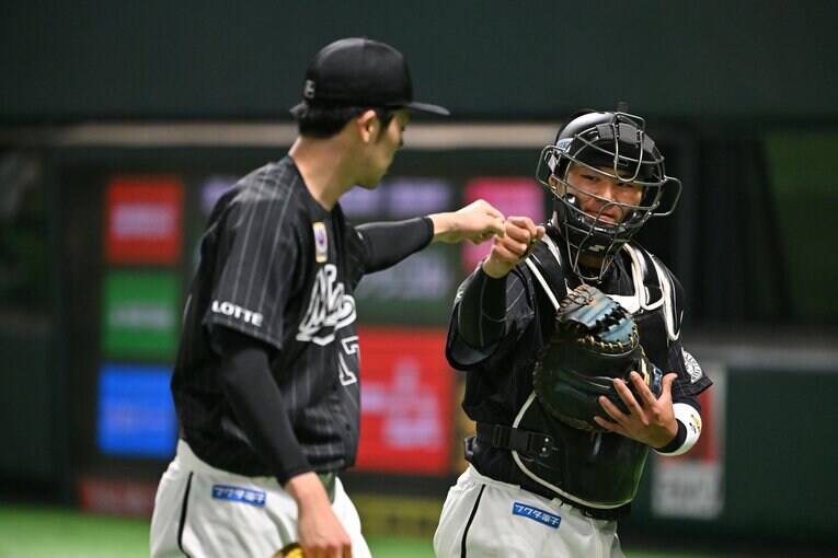 プロ3年目（昨年）の佐々木朗希。右は松川虎生　©Hideki Sugiyama