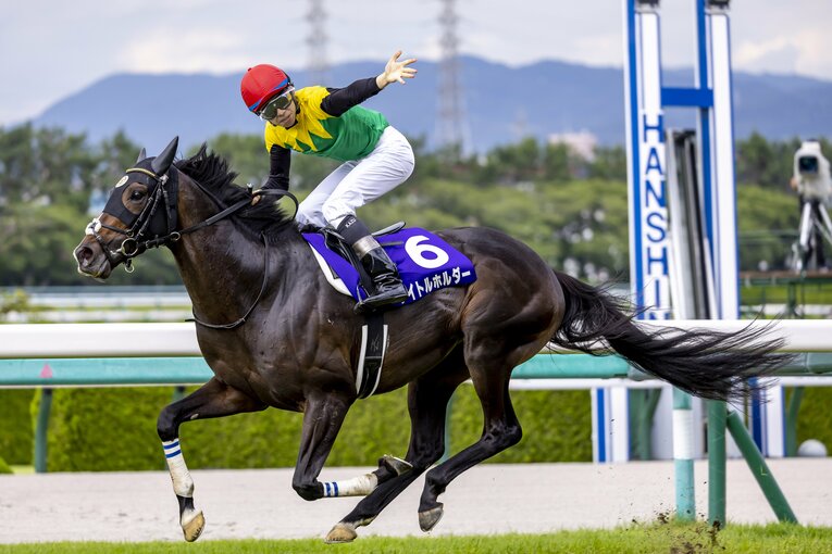 ファン投票1位で出走した宝塚記念で、レコード勝ちを飾ったタイトルホルダーと横山和生　©Photostud