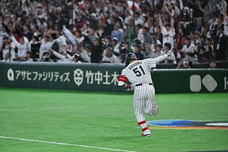 韓国戦で2打席連続の本塁打を放った鈴木誠也　©️Hideki Sugiyama