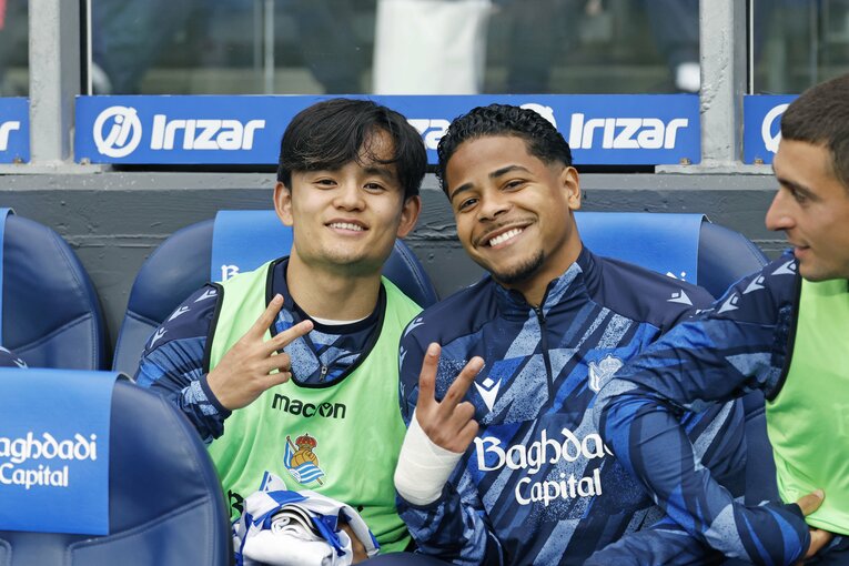 久保建英「とても苦いです」アシストだけでない復帰戦MVP〈カメラ目線ピース＋同僚の赤ちゃんに笑顔〉〈肩と太もも周りが大きく〉レンズが捉えたすべて(9)