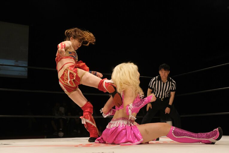 “闘うバービー人形”の急成長…見た目は派手でも練習熱心、Chi Chiをベテラン選手も絶賛「いきなり髪の毛掴んできたからね（笑）」(43)