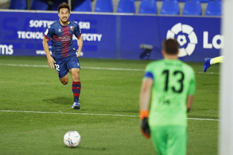 代表復帰・岡崎慎司がスアレスと熱い握手＆ウエスカを鼓舞！ vs.アトレティコ新着写真を見る(5)