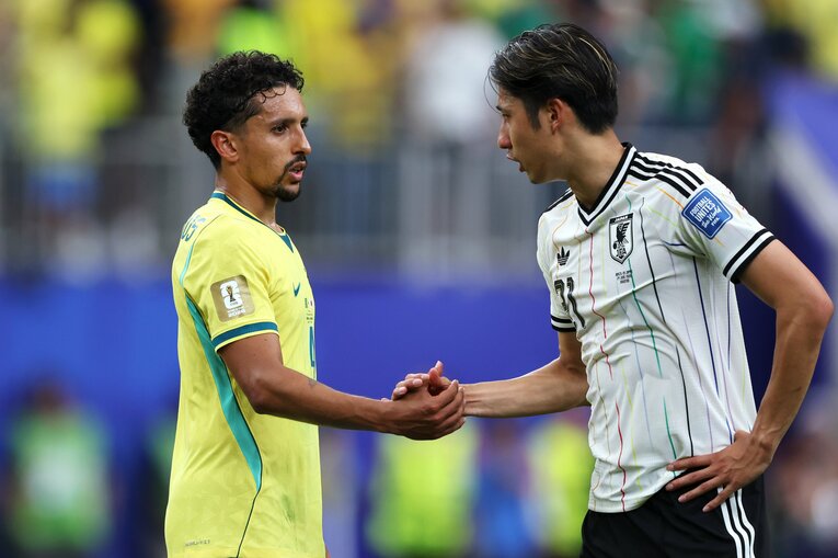 【テレビに映らなかったW杯名場面】ブラジル戦後、伊藤に握手を求めるマルキーニョス（写真は右に続きます）　©Getty Images