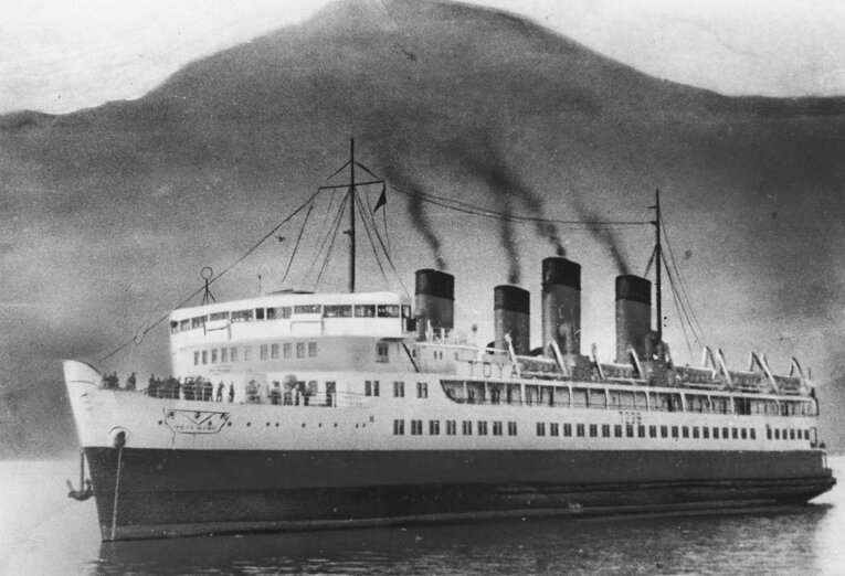 函館港を出港する在りし日の青函連絡船・洞爺丸。1954年に沈没し、1000人以上が亡くなった　©JIJI PRESS