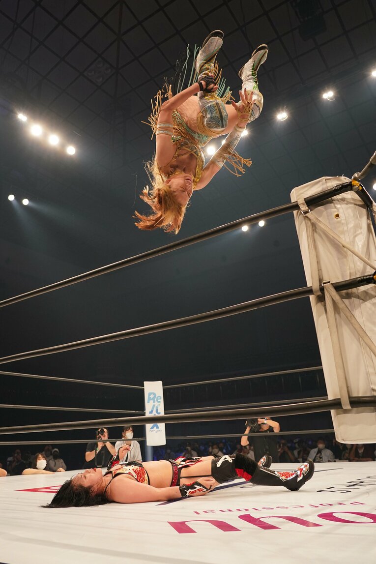 フィニッシャーとなった上谷沙弥のフェニックス・スプラッシュ