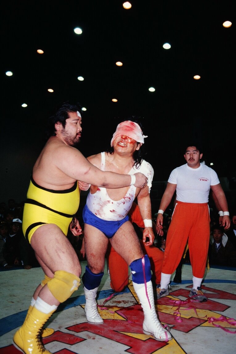 大仁田厚（中央）を介抱するターザン後藤。右奥はミスター雁之助（1992年）©Yukio Hiraku/AFLO