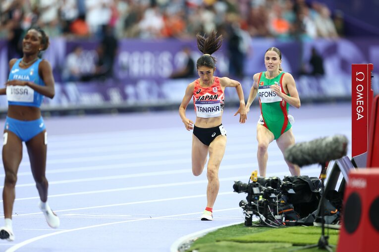 前傾姿勢でゴールラインを駆け抜けた田中希実　©Ryosuke Menju/JMPA