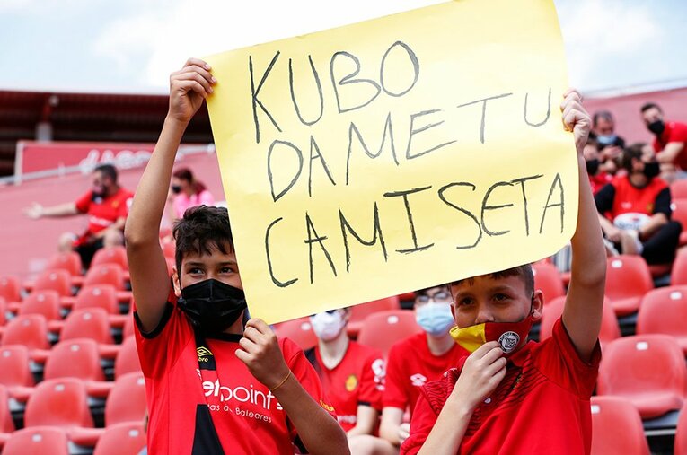 「クボ、ユニフォームちょうだい！」久保建英の“ティキタカ”は地元の子供、タクシー運転手にも人気… ビジャレアル相手に見せた敬意とは〈激写〉(3)