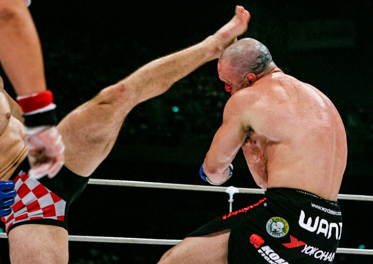 ミルコの左ハイキックがシウバの側頭部にヒットした瞬間（連続写真）©Susumu Nagao