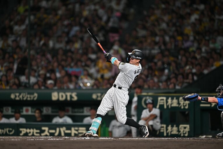 【連続写真】サトテルの見事な一発！　©Hideki Sugiyama