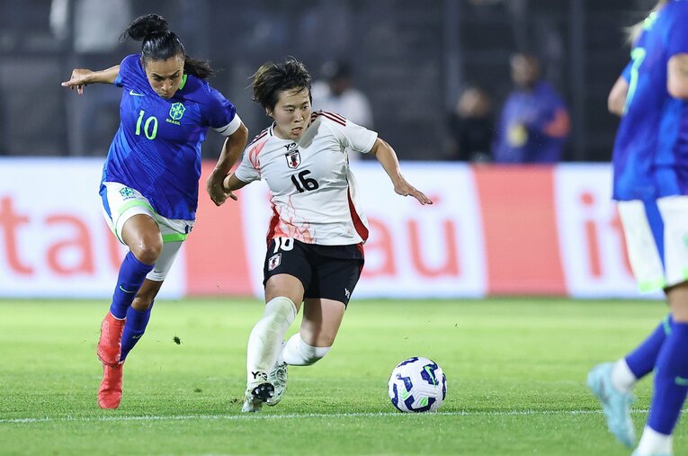 マルタとマッチアップする籾木　©JFA