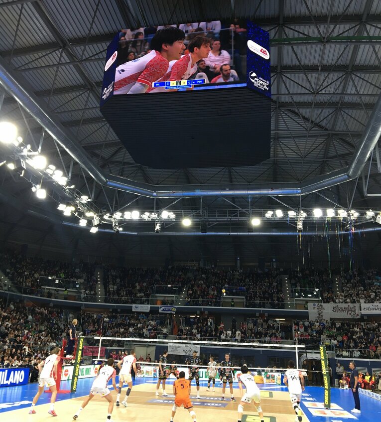 大型ビジョンに映される大塚達宣　©︎Takashi Yuge