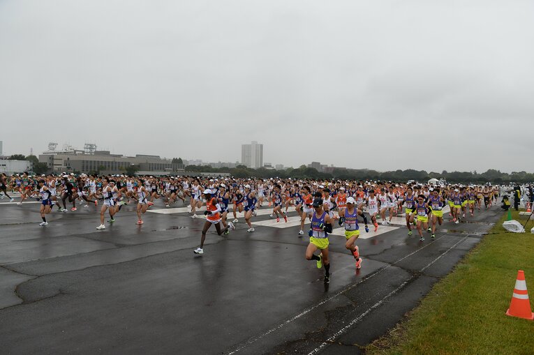 10月17日の箱根駅伝予選会のスタート。吉居は中大のゼッケン28番　©JMPA