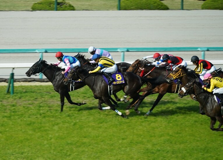 桜花賞では7番人気スターズオンアースが差し切りV　©Satoshi Hiramatsu