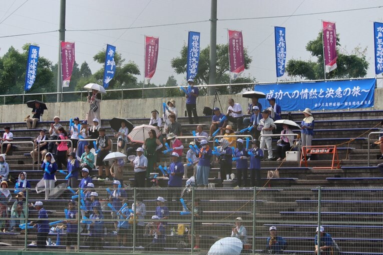 鮮やかなのぼりがスタンドを彩る水戸三応援席　©Yuki Kashimoto