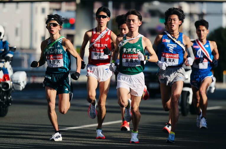 初出場となった第100回箱根駅伝の2区で、各大学のエースを押さえて堂々の走りを見せた黒田朝日（左端）　©Yuki Suenaga