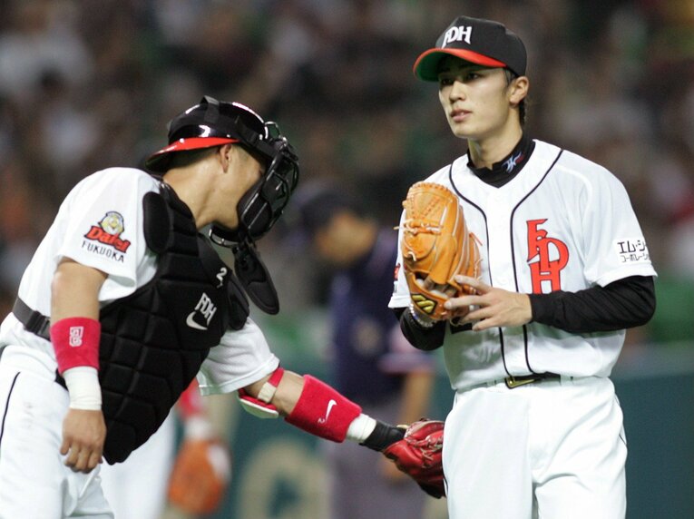 引退会見では若手時代にバッテリーを組んだ捕手・城島健司（左）への感謝を述べた和田毅（2004年）©︎JIJI PRESS