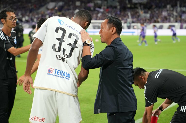 キックオフ直前、黒田監督は望月に直接声をかけていた　©Masashi Hara