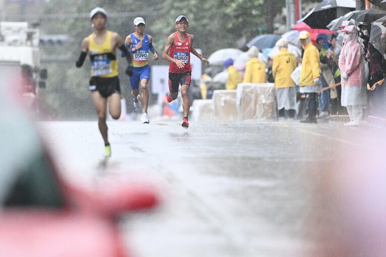 パリ五輪内定圏内の2位争い、赤崎がペースをあげ、川内と大迫は徐々に引き離された…  ©︎AFLO