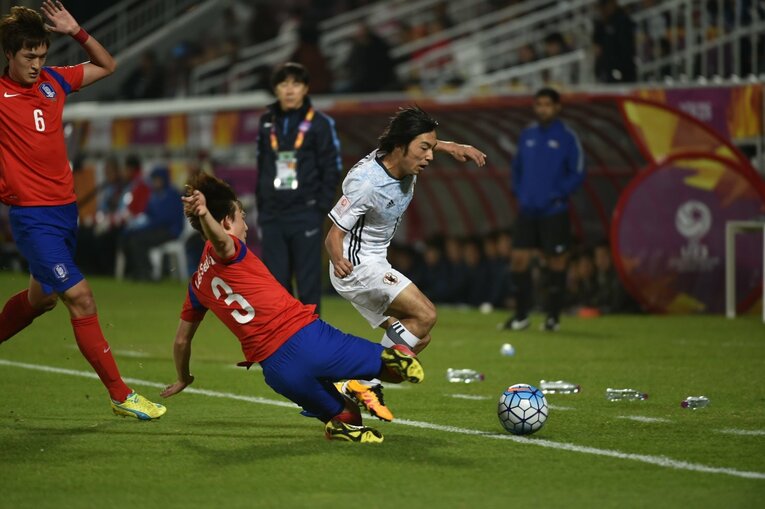 U-23日本代表時代の中島翔哉。韓国DFを翻弄するドリブル（全3枚中の1枚目）　©Takuya Sugiyama