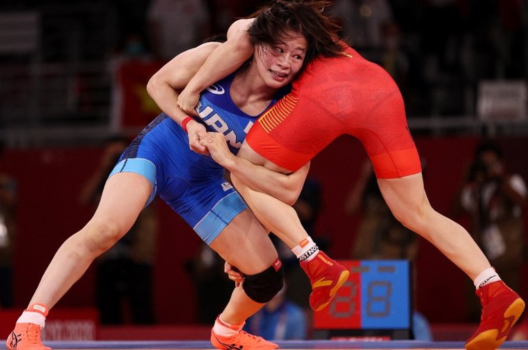 東京オリンピック女子53kg級決勝でタックルに入る向田真優 ／ photograph by Getty Images
