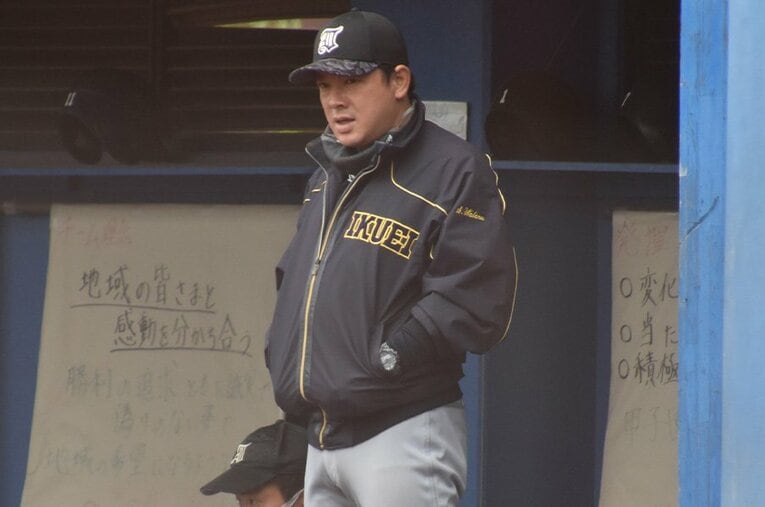 仙台育英を率いる須江航監督。絶対王者・大阪桐蔭に勝つための秘策を語ってもらった　©Takahiro Kikuchi