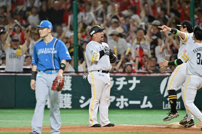 ［第1戦］山川、「三塁ゴロかと思った」サヨナラ打連続写真！　©Hideki Sugiyama