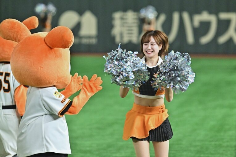試合を盛り上げる巨人の公式マスコットガール「VENUS」　©Hideki Sugiyama