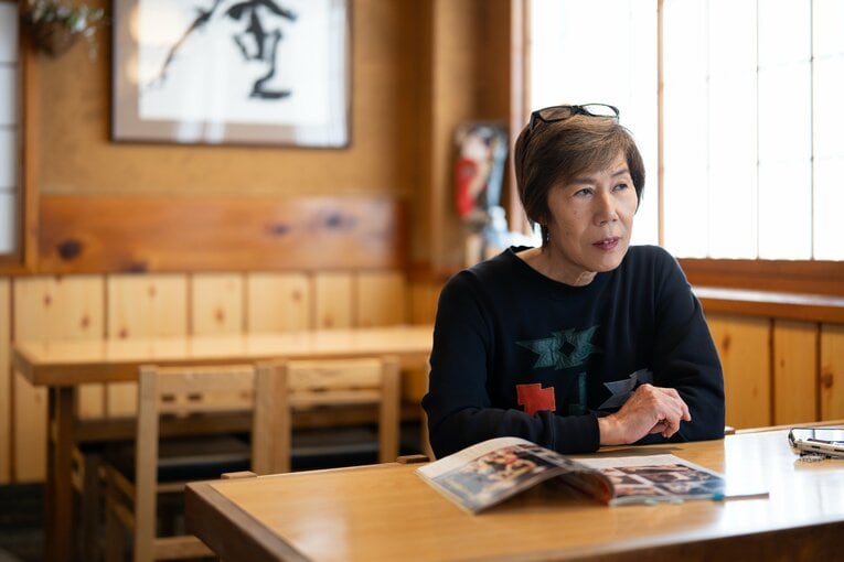 インタビューに答える現在のマキ上田さん　©Shiro Miyake