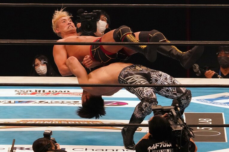 オカダは鋭角なタイガースープレックスも堂々と受けきった