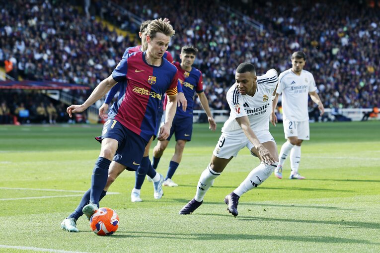 攻守の要として才能を遺憾なく発揮のデヨング　©Daisuke Nakashima