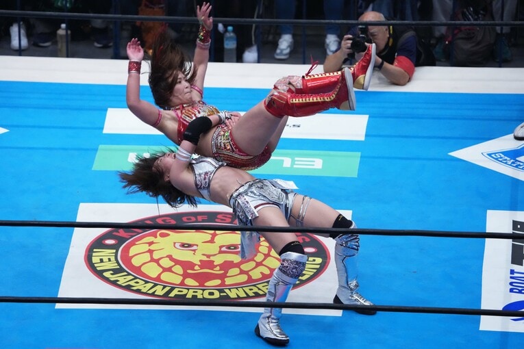 Sareeeをスープレックスで投げる朱里　©Essei Hara